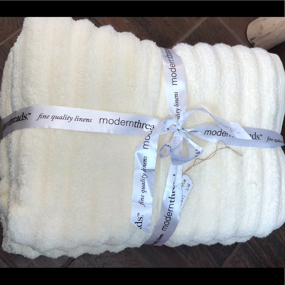 Modern Threads Luxe towel set yellow NWT